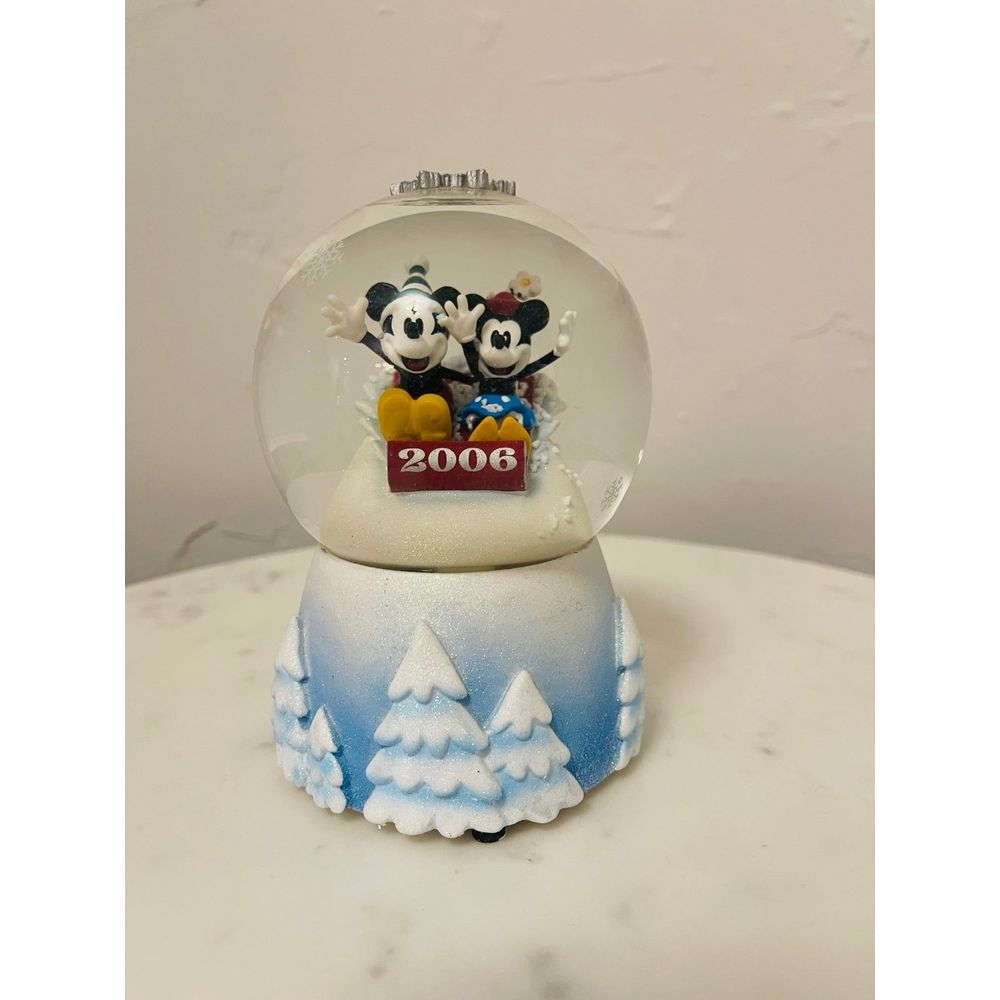 Disney Mickey and Minnie Snow Globe‎ 2006